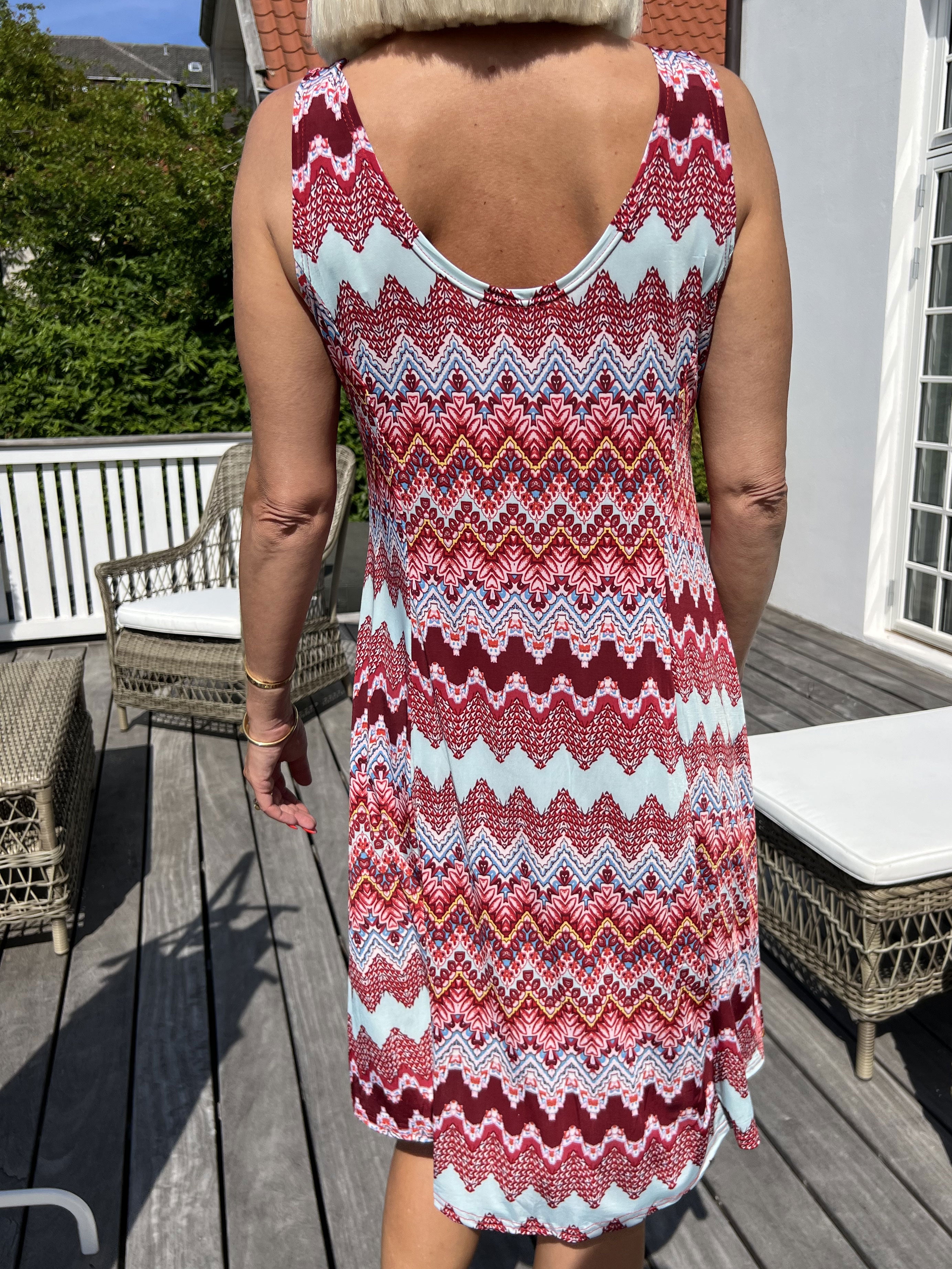 Maj Zigzag - Söt elastisk sommarklänning med mönster